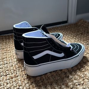 COPY - *NEW WITH TAGS - NEVER WORN* VANS PLATFORM SNEAKERS - US WOMEN’S SIZE 7